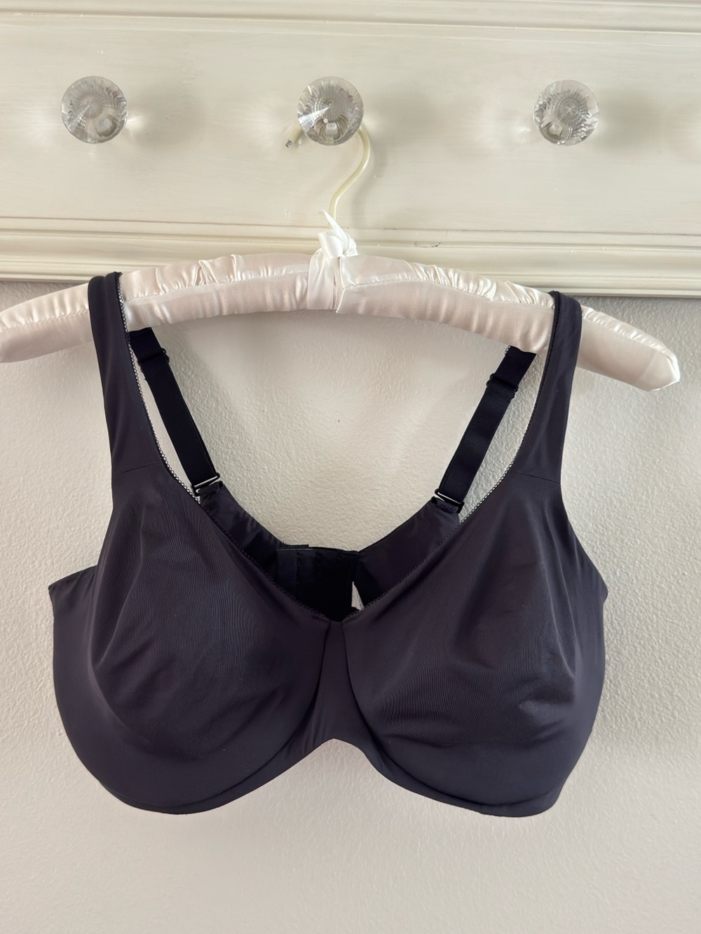 Bali Beauty Tailored Underwire Minimizer Bra | Black | Size 40D.